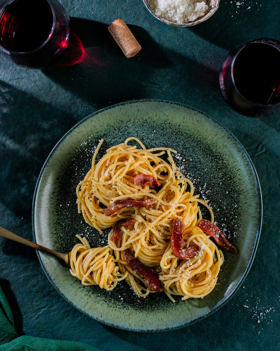 Spaghetti alla carbonara on a green background